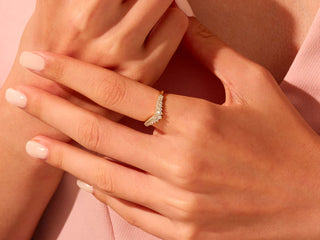 Round Moissanite Diamond  Antique Curve Wedding Band