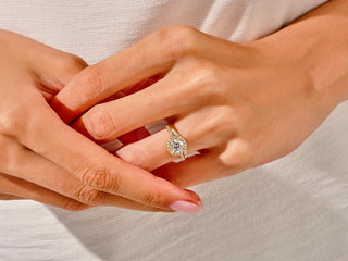 Round Moissanite Diamond Curve Wedding Band